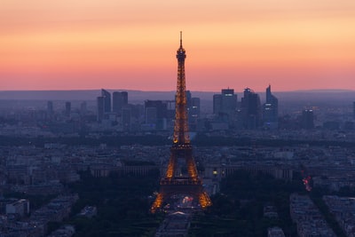 日落时分的巴黎埃菲尔铁塔